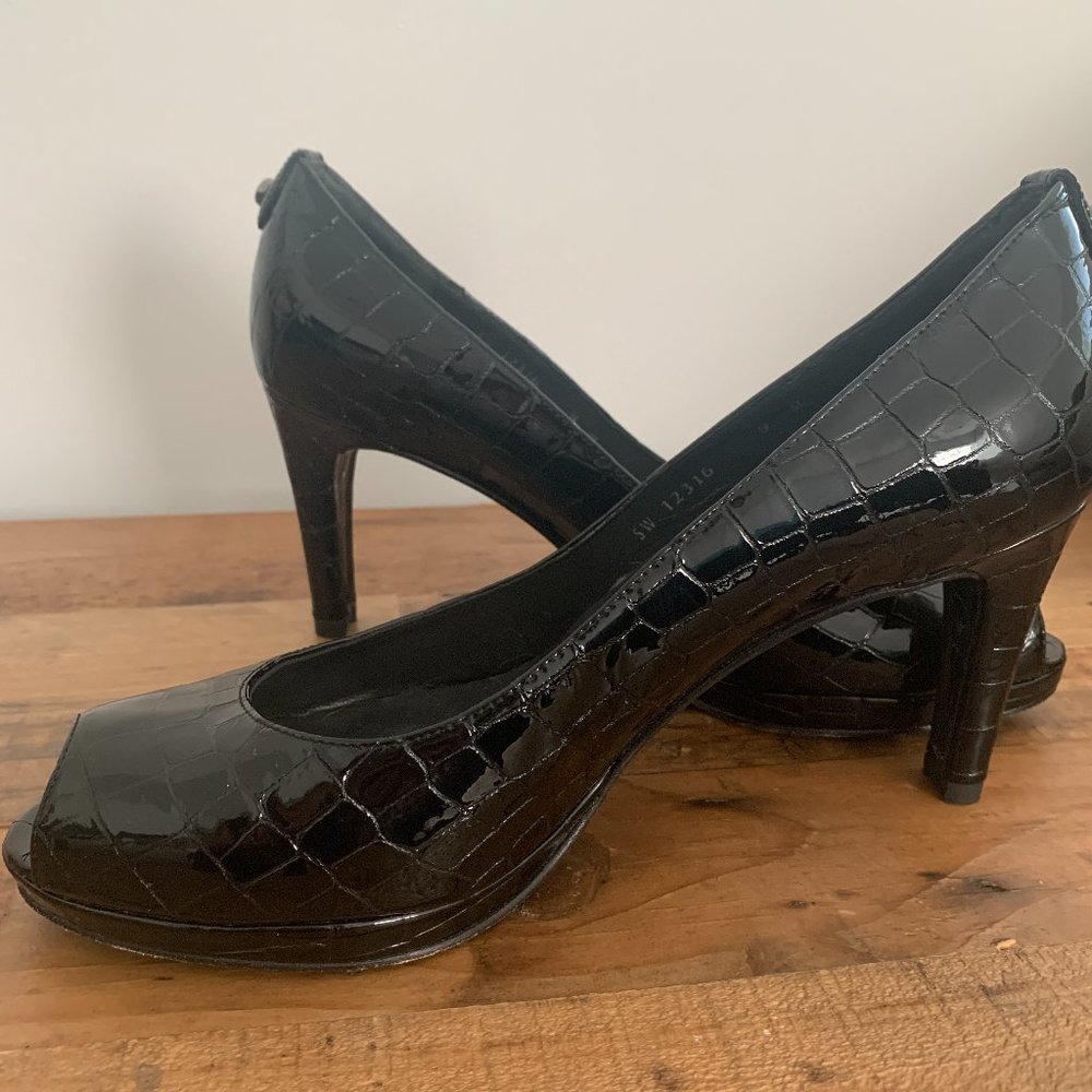 Stuart Weitzman • Black •Leather • Heels • size 9
